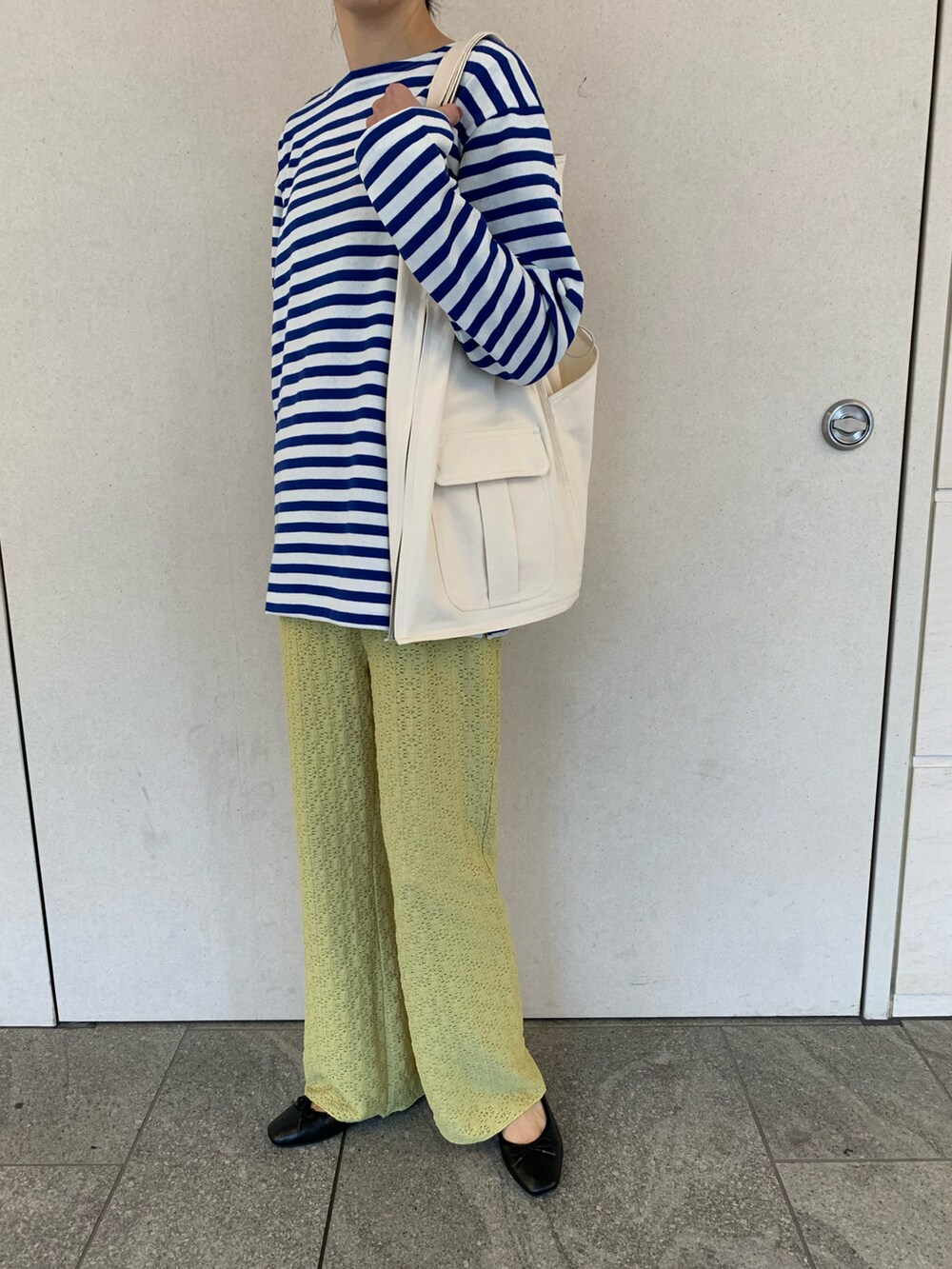 ブルー系のTシャツ/カットソー、グリーン系のその他パンツ、ホワイト系のベストを着用したレディースの冬コーディネートの4枚目の写真