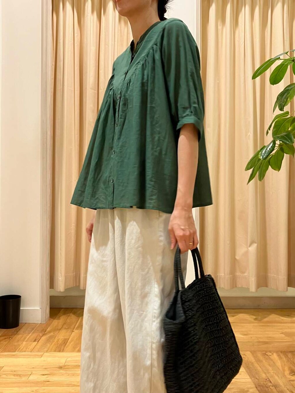 ブラック系のトートバッグ、ホワイト系のサンダル、ベージュ系のその他パンツを着用したレディースの夏コーディネートの5枚目の写真