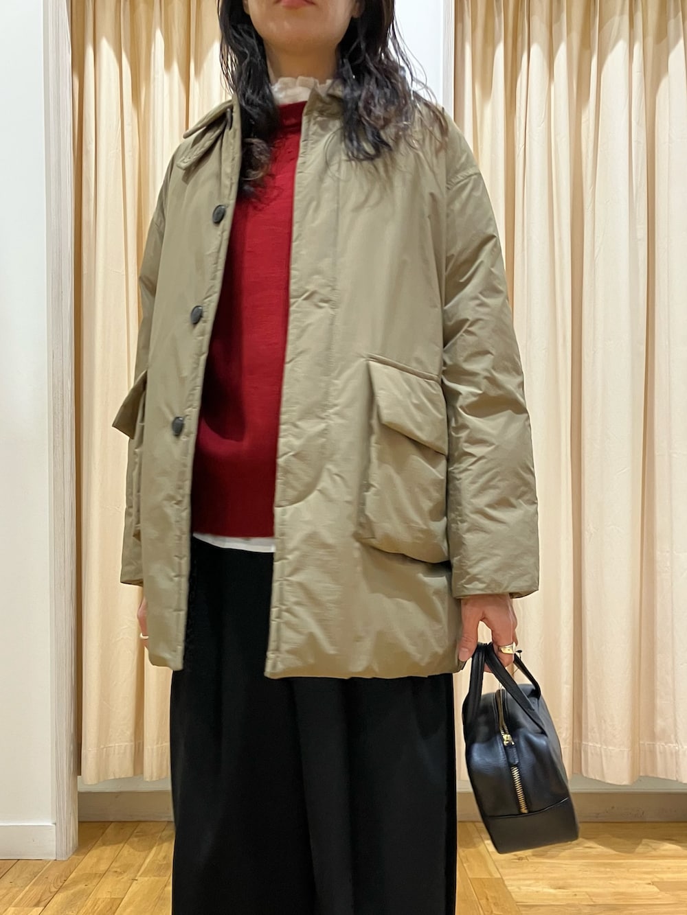 ブラック系のその他パンツ、ブラック系のボストンバッグ、ホワイト系のシャツ/ブラウスを着用したレディースの冬コーディネートの4枚目の写真