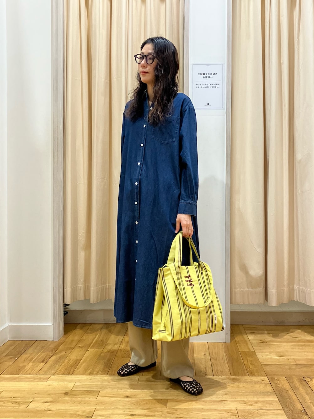 ブルー系のワンピース、ブラック系のサンダル、ベージュ系のその他パンツを着用したレディースの春コーディネートの2枚目の写真