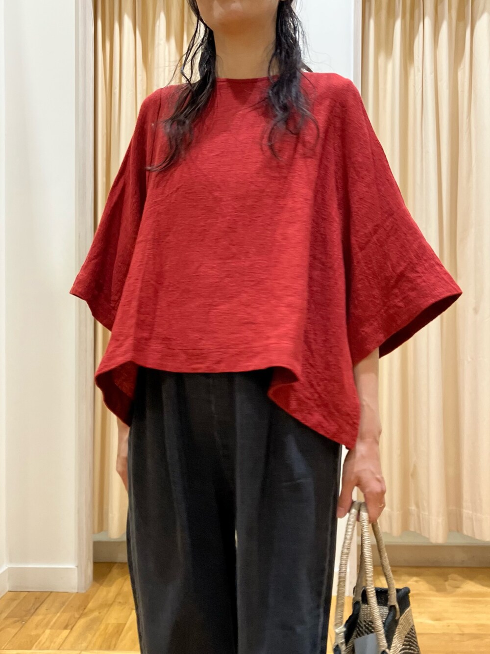 レッド系のシャツ/ブラウス、ブラック系のデニムパンツ、ブラック系のかごバッグを着用したレディースの夏コーディネートの5枚目の写真