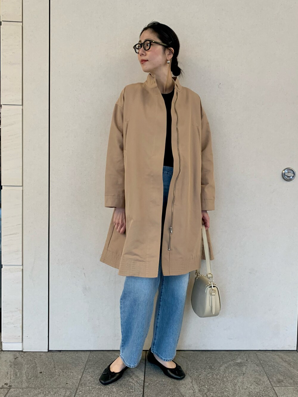 「サニーレーベル、Sonny　Label、SonnyLabel、トレンチコート、春アウター、リブニット、デニム、Levi's、ミニバッグ、大人カジュアル、カジュアルコーデ、メガネ女子、高身長女子、高身長コーデ」｜「URBAN RESEARCH Sonny Labelの『SETアイテム』ライナー付きフレアトレンチコート（トレンチコート、ベージュ系）」を使った、kimmyさん（レディース・168cm）の冬コーディネートの2枚目の写真