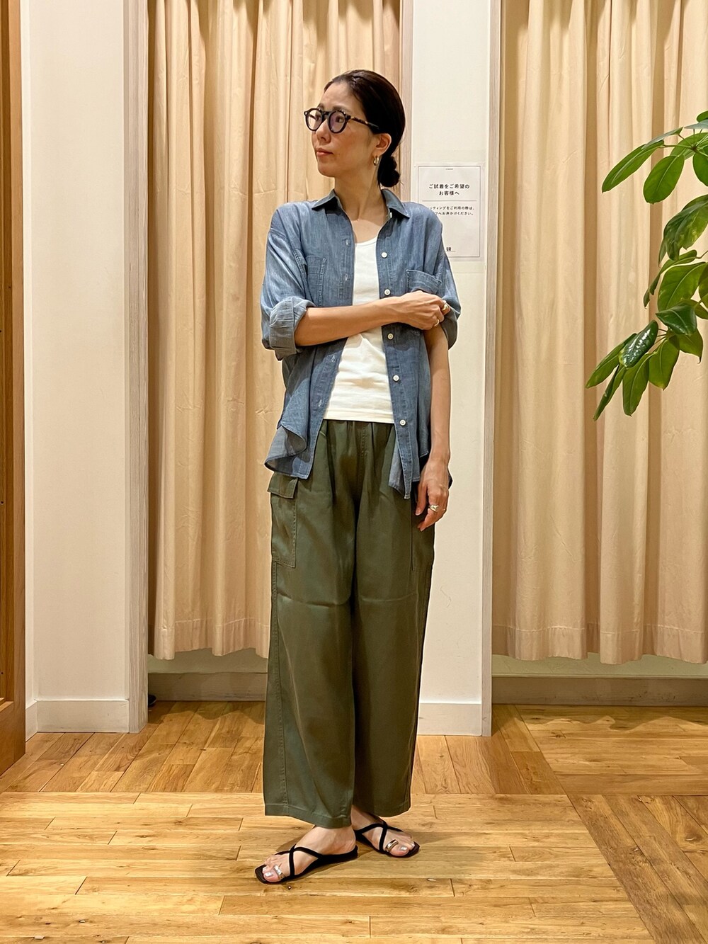 ブルー系のシャツ/ブラウス、ホワイト系のタンクトップ、グリーン系のその他パンツを着用したレディースの夏コーディネートの2枚目の写真