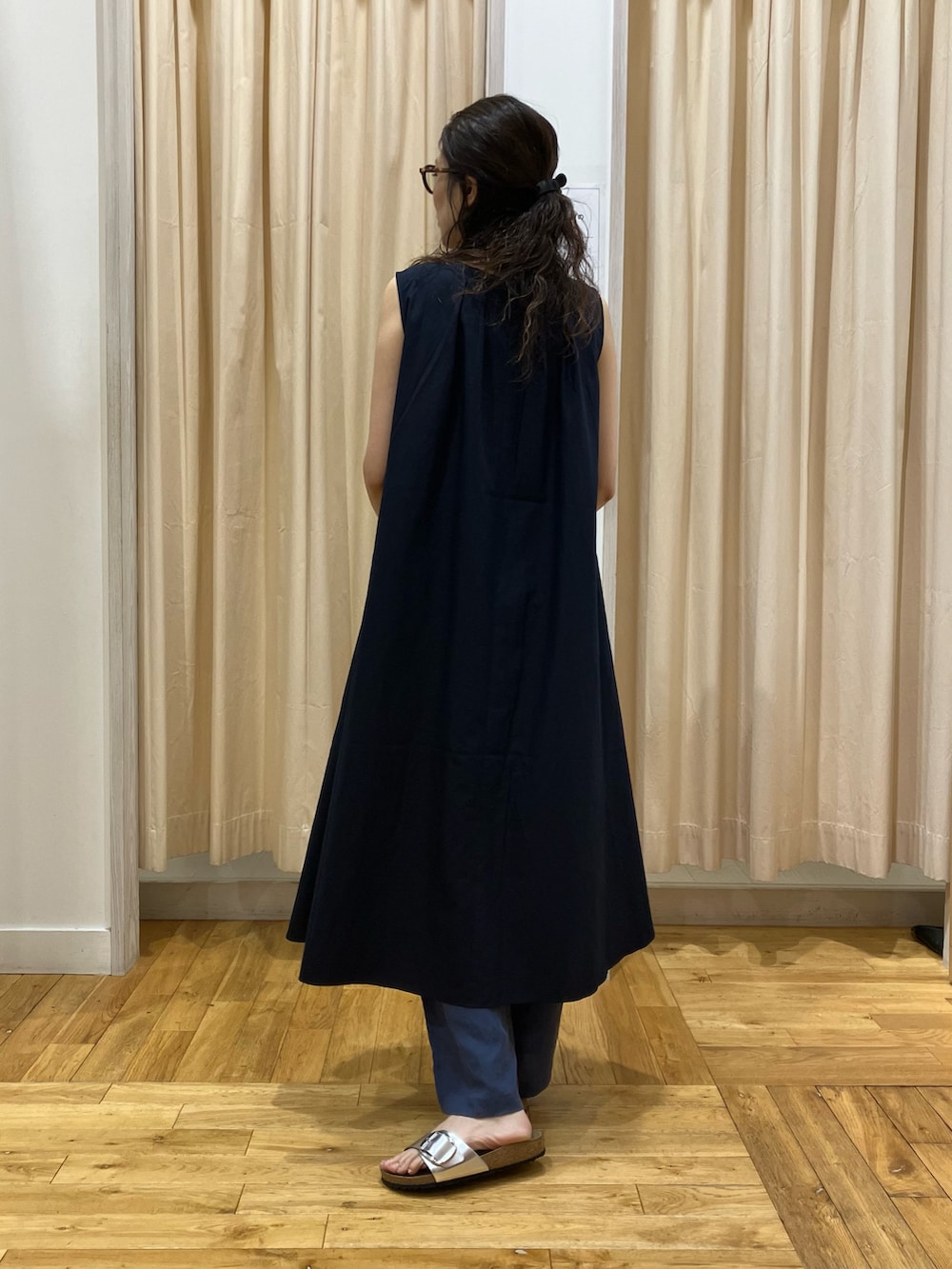 ブルー系のワンピース、ブルー系のその他パンツ、シルバー系のサンダルを着用したレディースの夏コーディネートの3枚目の写真