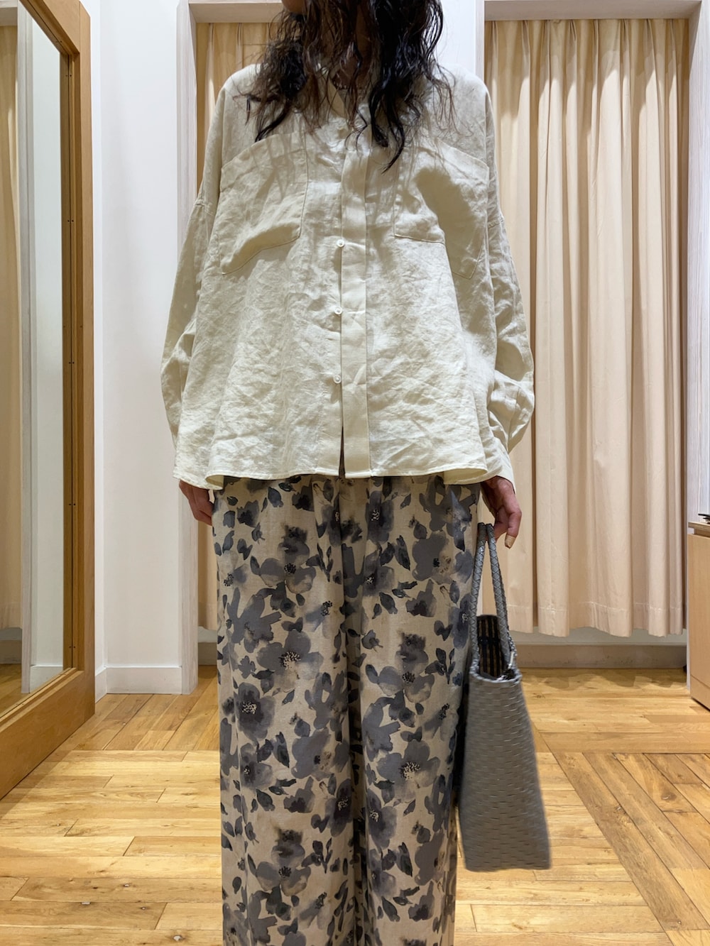 イエロー系のシャツ/ブラウス、ホワイト系のタンクトップ、ベージュ系のサンダルを着用したレディースの春コーディネートの4枚目の写真