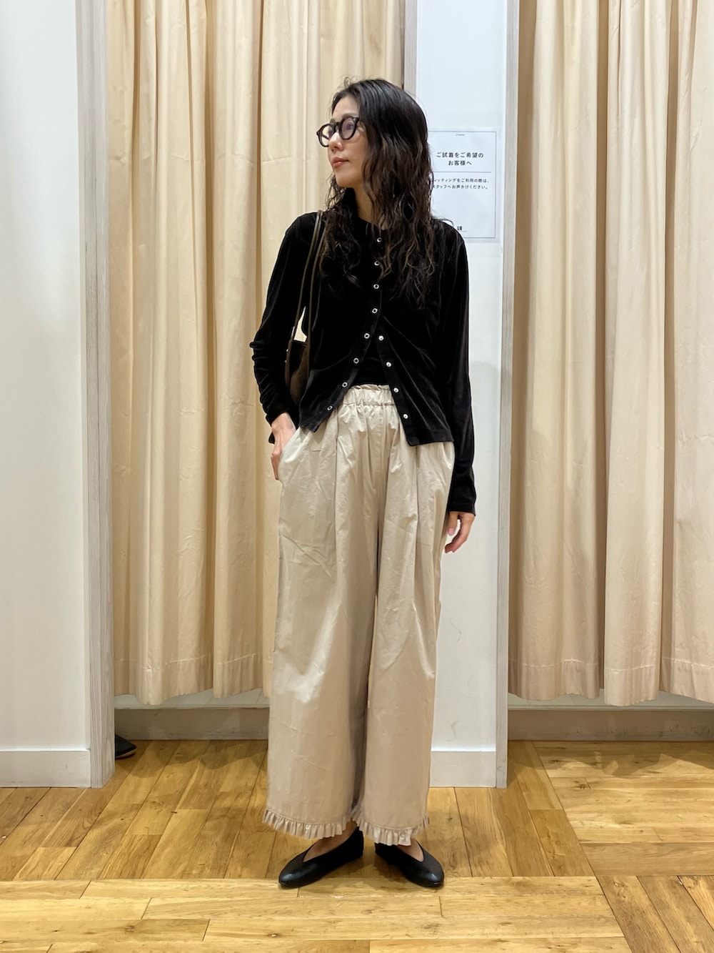 ブラウン系のカーディガン/ボレロ、ベージュ系のその他パンツ、ブラウン系のトートバッグを着用したレディースの秋コーディネートの2枚目の写真