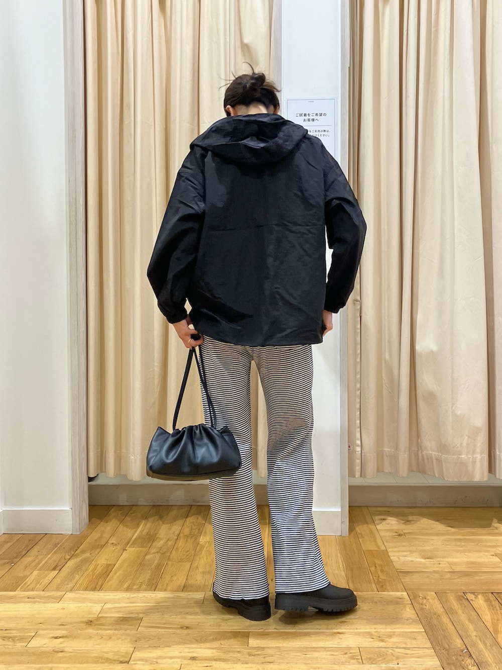 ブラック系のパーカー、ブルー系のその他パンツ、ブラック系のショルダーバッグを着用したレディースの冬コーディネートの4枚目の写真