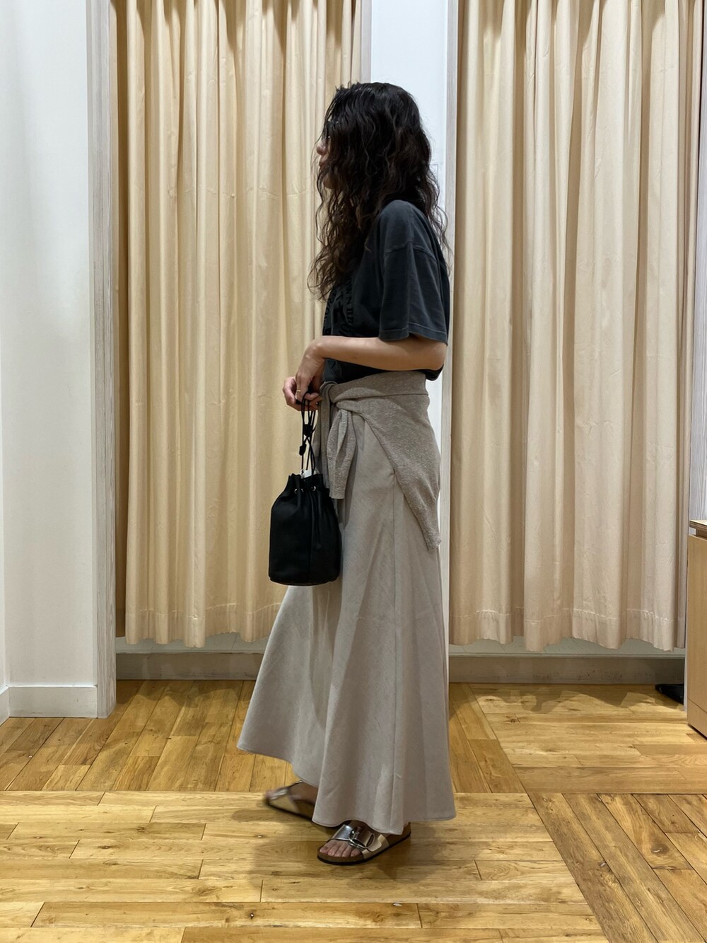 ブラック系のTシャツ/カットソー、シルバー系のサンダル、ベージュ系のカーディガン/ボレロを着用したレディースの夏コーディネートの3枚目の写真