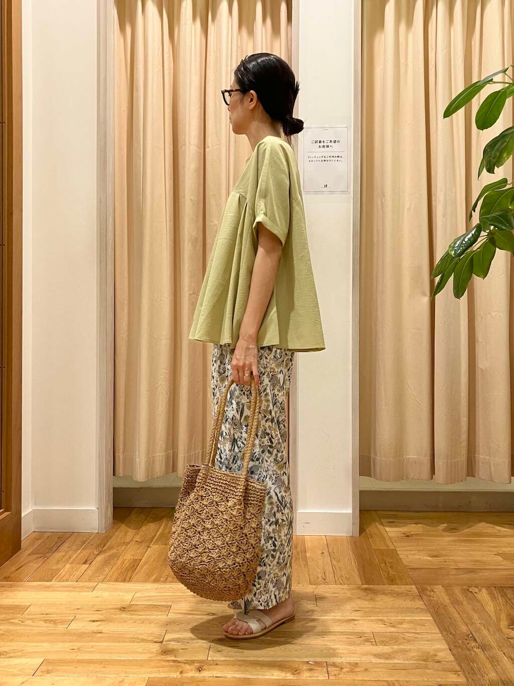 「イージーパンツ、ママコーデ、ブラウス、RODESKO、フラワープリント、柄パンツ、doors、サンダルコーデ、高身長、カゴバッグ」｜「URBAN RESEARCH DOORSのカッティングサンダル（サンダル、ホワイト系）」を使った、kimmyさん（レディース・168cm）の夏コーディネートの3枚目の写真
