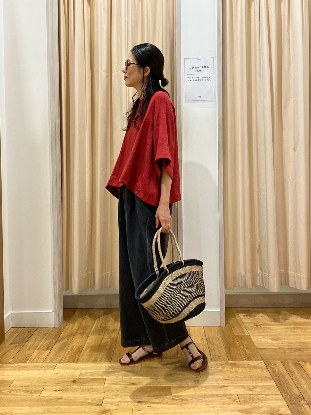 レッド系のシャツ/ブラウス、ブラック系のデニムパンツ、ブラック系のかごバッグを着用したレディースの夏コーディネートの3枚目の写真