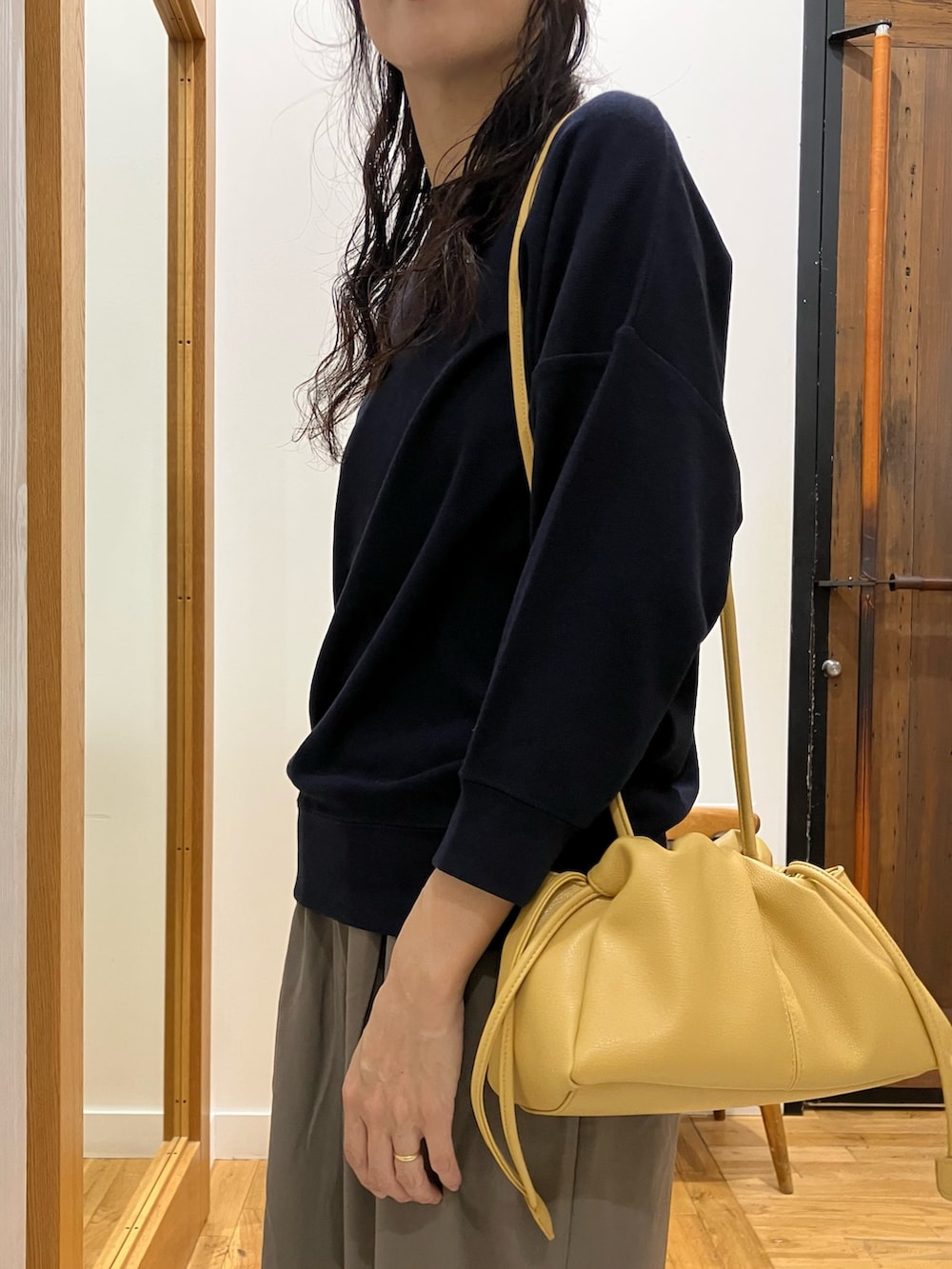 ブルー系のTシャツ/カットソー、ベージュ系のその他パンツ、イエロー系のショルダーバッグを着用したレディースの秋コーディネートの4枚目の写真