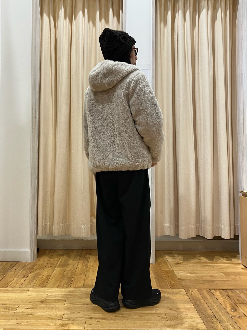 ブルー系のその他アウター、ブラウン系のニット/セーター、ブラック系のその他パンツを着用したレディースの冬コーディネートの4枚目の写真