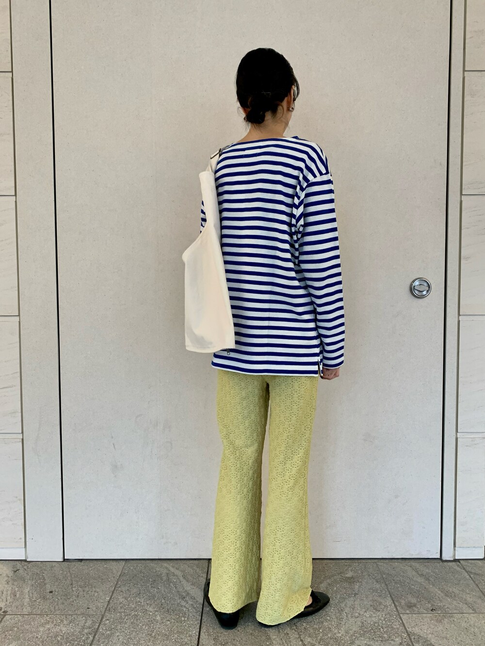 ブルー系のTシャツ/カットソー、グリーン系のその他パンツ、ホワイト系のベストを着用したレディースの冬コーディネートの3枚目の写真