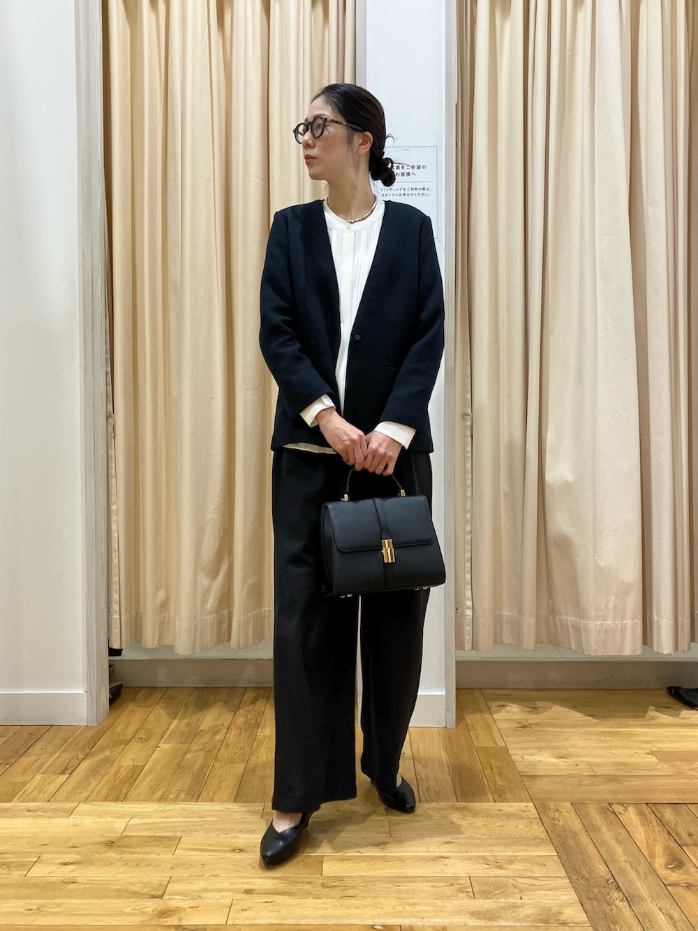 ホワイト系のシャツ/ブラウス、ブルー系のスーツジャケット、ブラック系のパンプスを着用したレディースの冬コーディネートの2枚目の写真