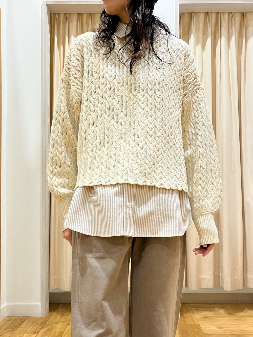 ベージュ系のニット/セーター、ベージュ系のシャツ/ブラウス、ベージュ系のその他パンツを着用したレディースの冬コーディネートの4枚目の写真