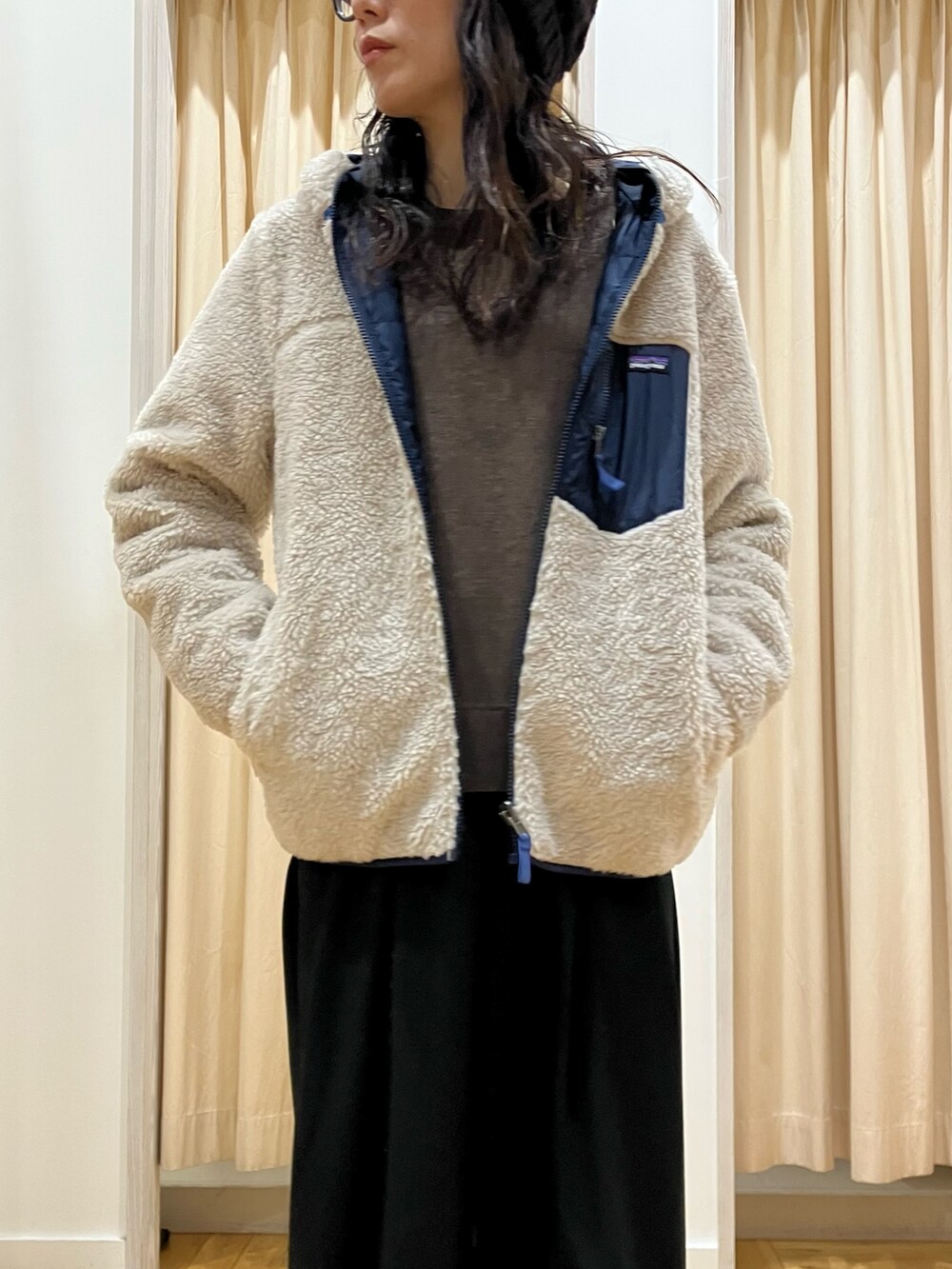 ブルー系のその他アウター、ブラウン系のニット/セーター、ブラック系のその他パンツを着用したレディースの冬コーディネートの5枚目の写真