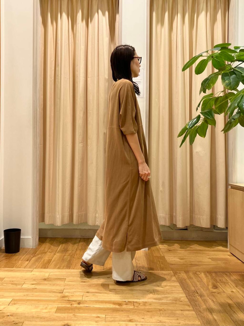 ブラウン系のサンダル、ベージュ系のその他パンツ、イエロー系のワンピースを着用したレディースの夏コーディネートの3枚目の写真