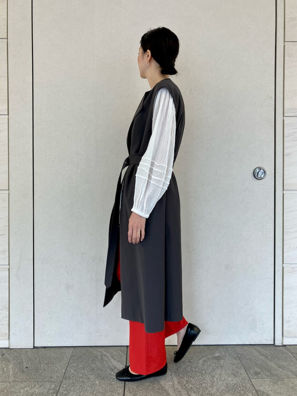「サニーレーベル、Sonny　Label、SonnyLabel、ブラウス、トレンチコート、ロングジレ、ジレ、カラーパンツ、キレイめ、高身長女子、高身長コーデ」｜「URBAN RESEARCH Sonny Labelのコットンガーゼギャザーシャツブラウス（シャツ/ブラウス、ホワイト系）」を使った、kimmyさん（レディース・168cm）の春コーディネートの3枚目の写真