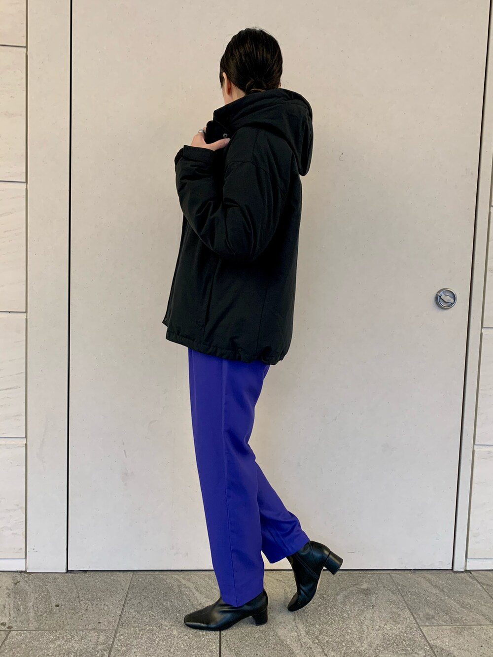 ブラック系のダウンジャケット/コート、グレー系のニット/セーター、ブルー系のその他パンツを着用したレディースの冬コーディネートの2枚目の写真