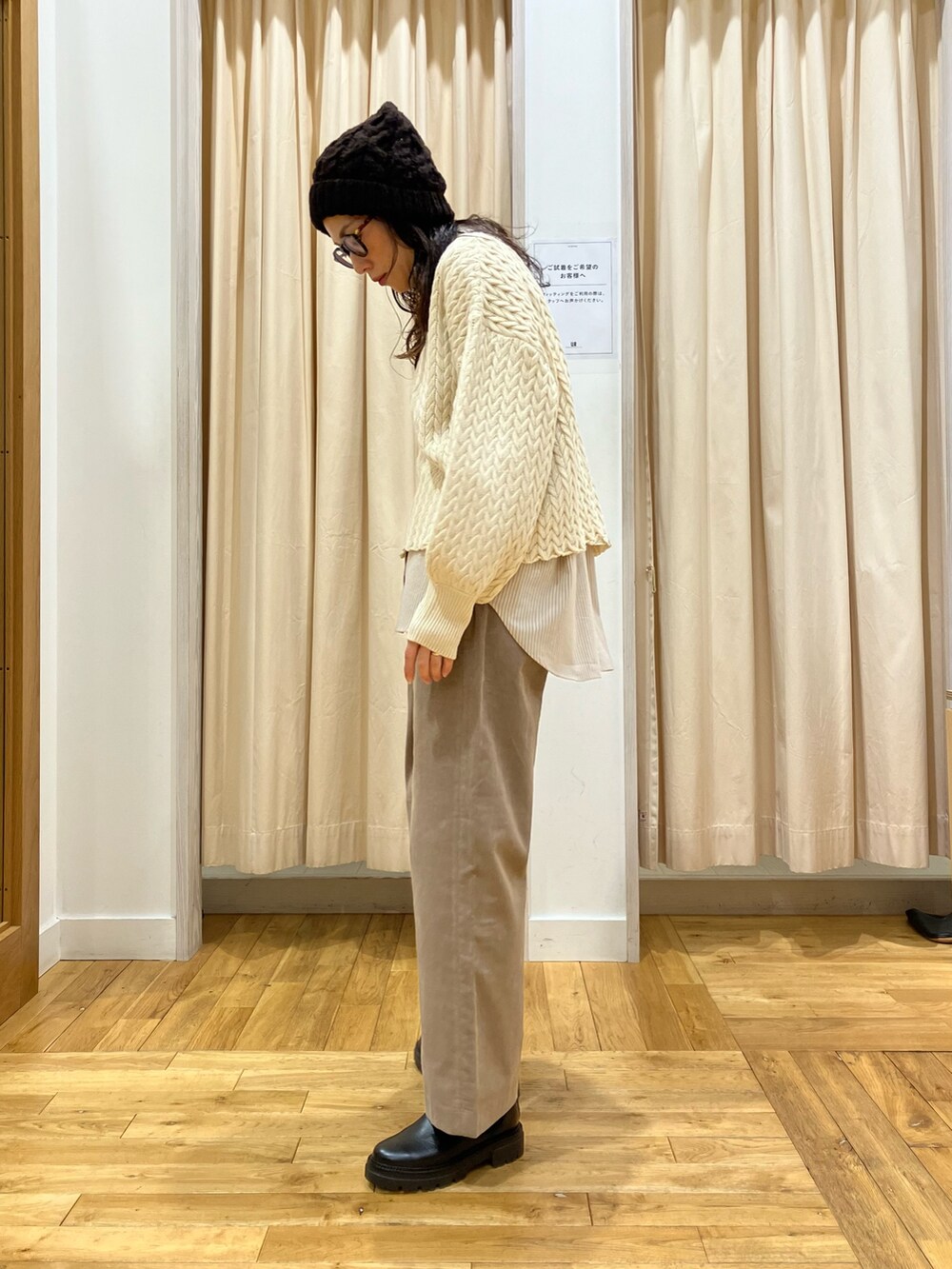 ベージュ系のニット/セーター、ベージュ系のシャツ/ブラウス、ベージュ系のその他パンツを着用したレディースの冬コーディネートの3枚目の写真