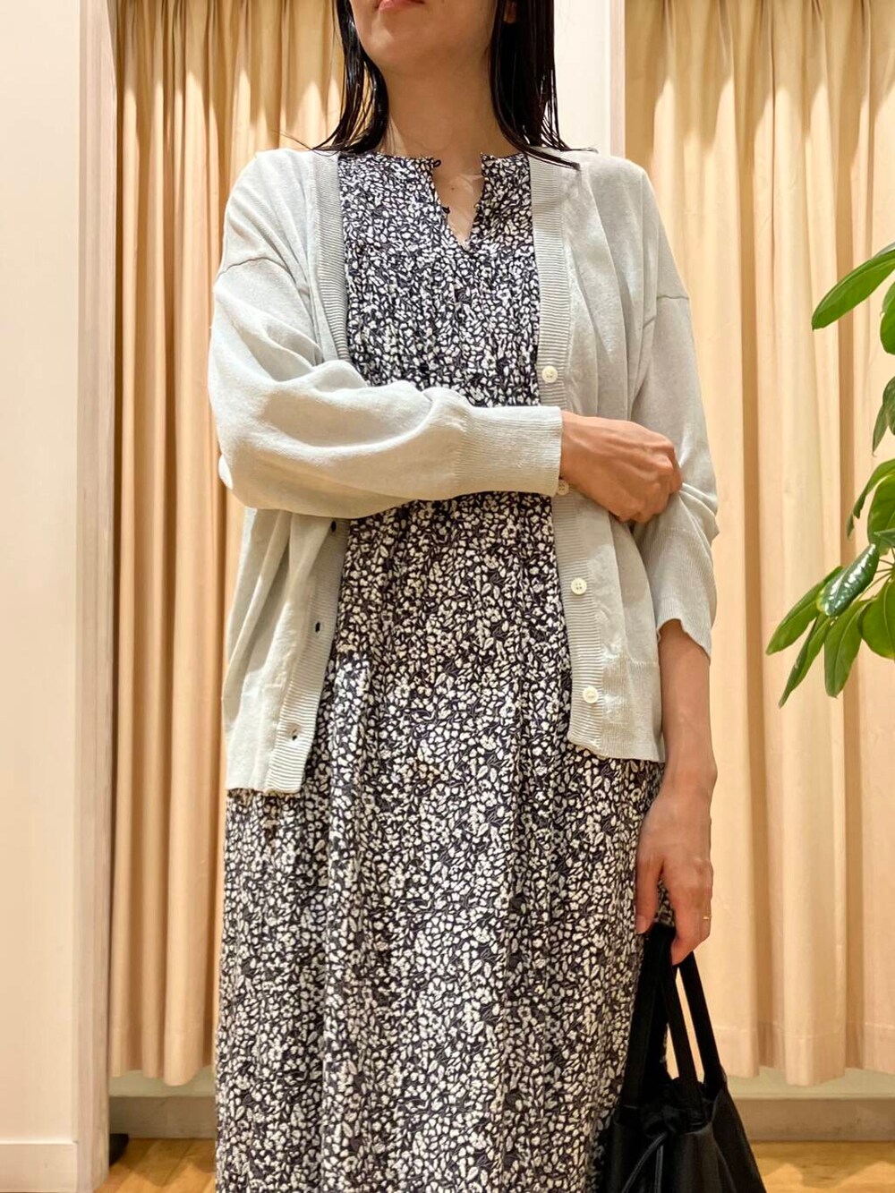 ブラック系のショルダーバッグ、グレー系のカーディガン/ボレロ、ブラック系のワンピースを着用したレディースの夏コーディネートの4枚目の写真