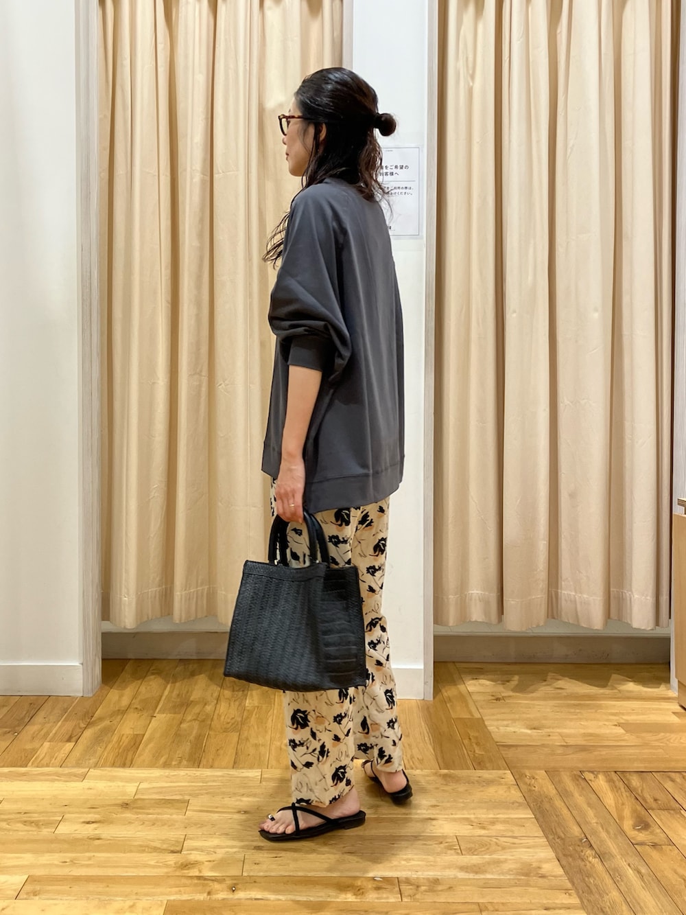 グレー系のTシャツ/カットソー、ベージュ系のその他パンツ、ブラック系のハンドバッグを着用したレディースの春コーディネートの3枚目の写真