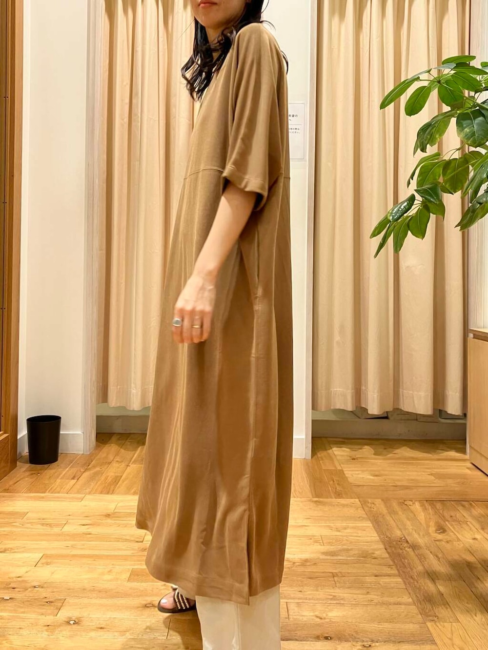 ブラウン系のサンダル、ベージュ系のその他パンツ、イエロー系のワンピースを着用したレディースの夏コーディネートの4枚目の写真