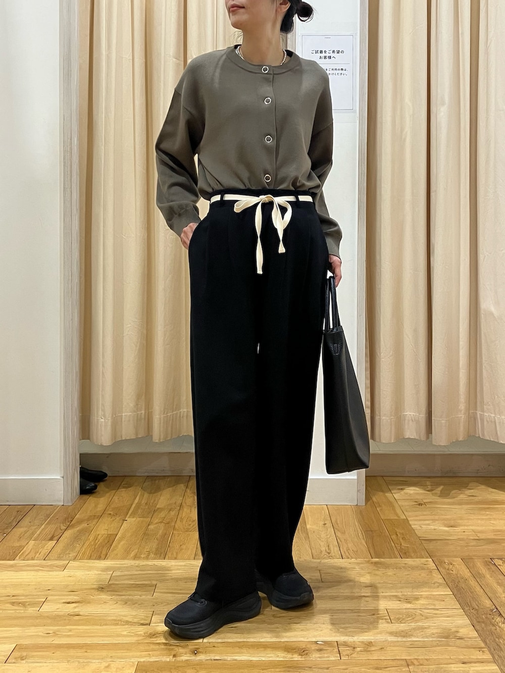 ブラウン系のカーディガン/ボレロ、ブラック系のその他パンツ、ブラック系のトートバッグを着用したレディースの冬コーディネートの4枚目の写真