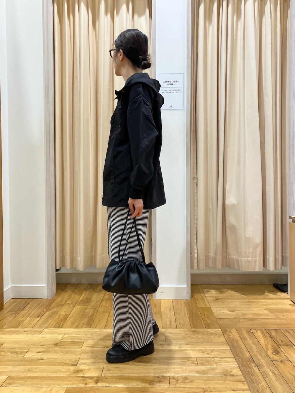 ブラック系のパーカー、ブルー系のその他パンツ、ブラック系のショルダーバッグを着用したレディースの冬コーディネートの3枚目の写真