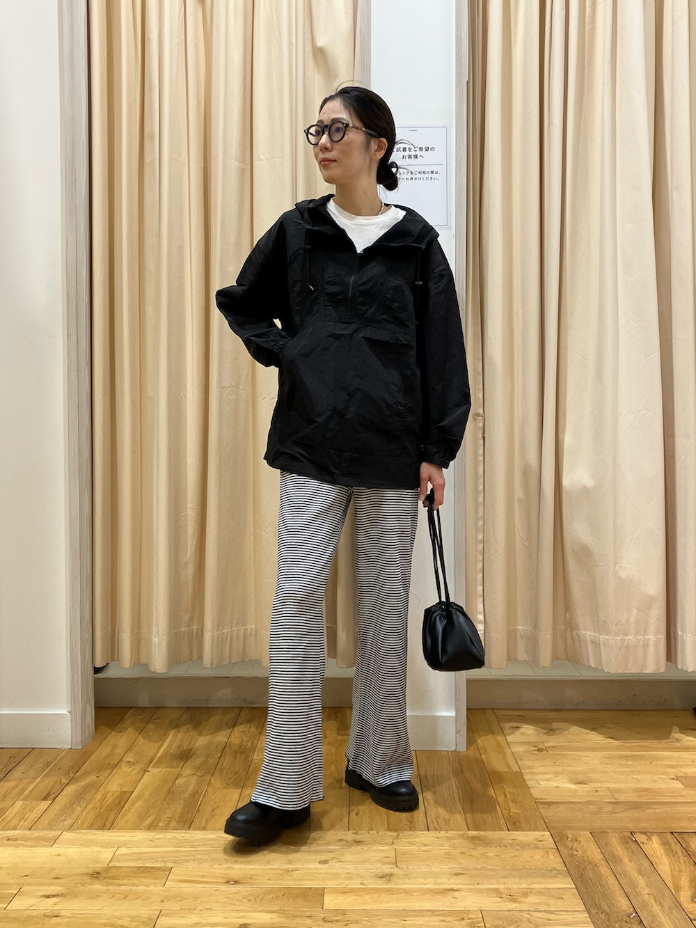 ブラック系のパーカー、ブルー系のその他パンツ、ブラック系のショルダーバッグを着用したレディースの冬コーディネートの2枚目の写真