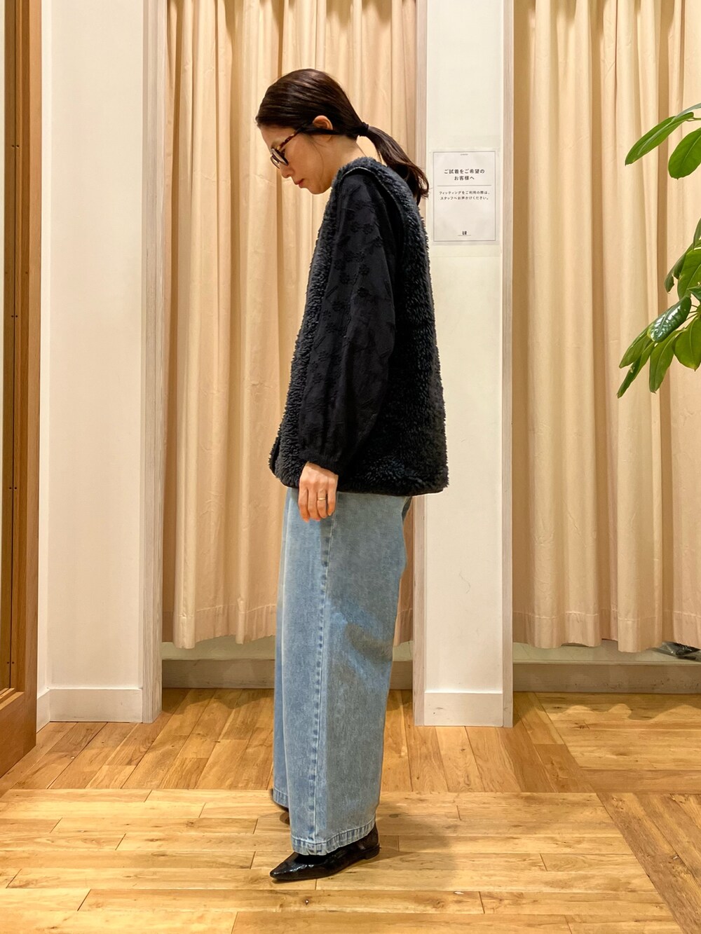 ブラック系のシャツ/ブラウス、グレー系のその他アウター、ブルー系のデニムパンツを着用したレディースの秋コーディネートの3枚目の写真