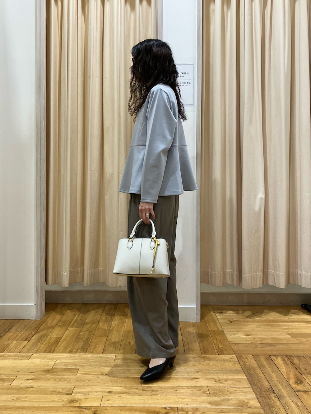 ブルー系のTシャツ/カットソー、ブラック系のパンプス、グレー系のその他パンツを着用したレディースの春コーディネートの3枚目の写真