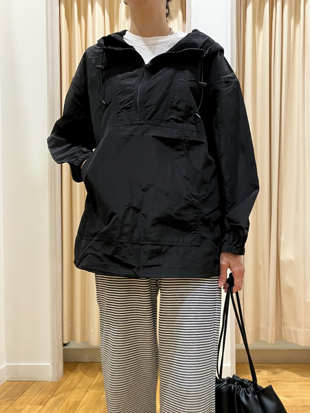 ブラック系のパーカー、ブルー系のその他パンツ、ブラック系のショルダーバッグを着用したレディースの冬コーディネートの5枚目の写真