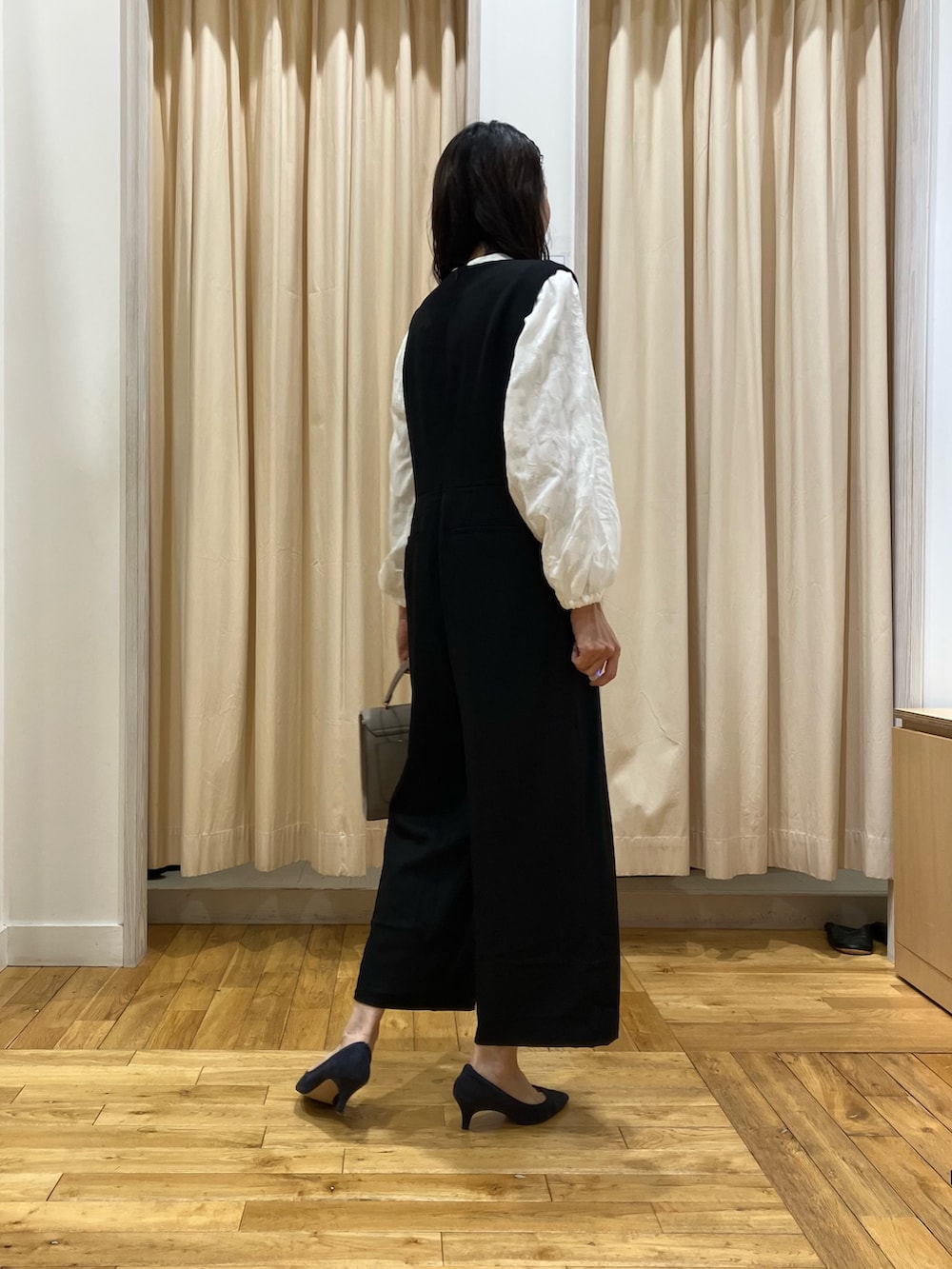 ブラック系のワンピース、ホワイト系のシャツ/ブラウス、グレー系のハンドバッグを着用したレディースの冬コーディネートの4枚目の写真