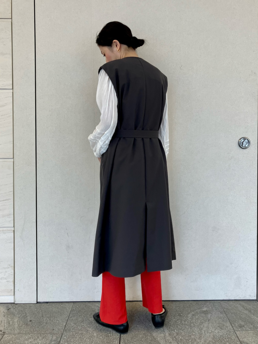 「サニーレーベル、Sonny　Label、SonnyLabel、ブラウス、トレンチコート、ロングジレ、ジレ、カラーパンツ、キレイめ、高身長女子、高身長コーデ」｜「URBAN RESEARCH Sonny Labelのコットンガーゼギャザーシャツブラウス（シャツ/ブラウス、ホワイト系）」を使った、kimmyさん（レディース・168cm）の春コーディネートの4枚目の写真