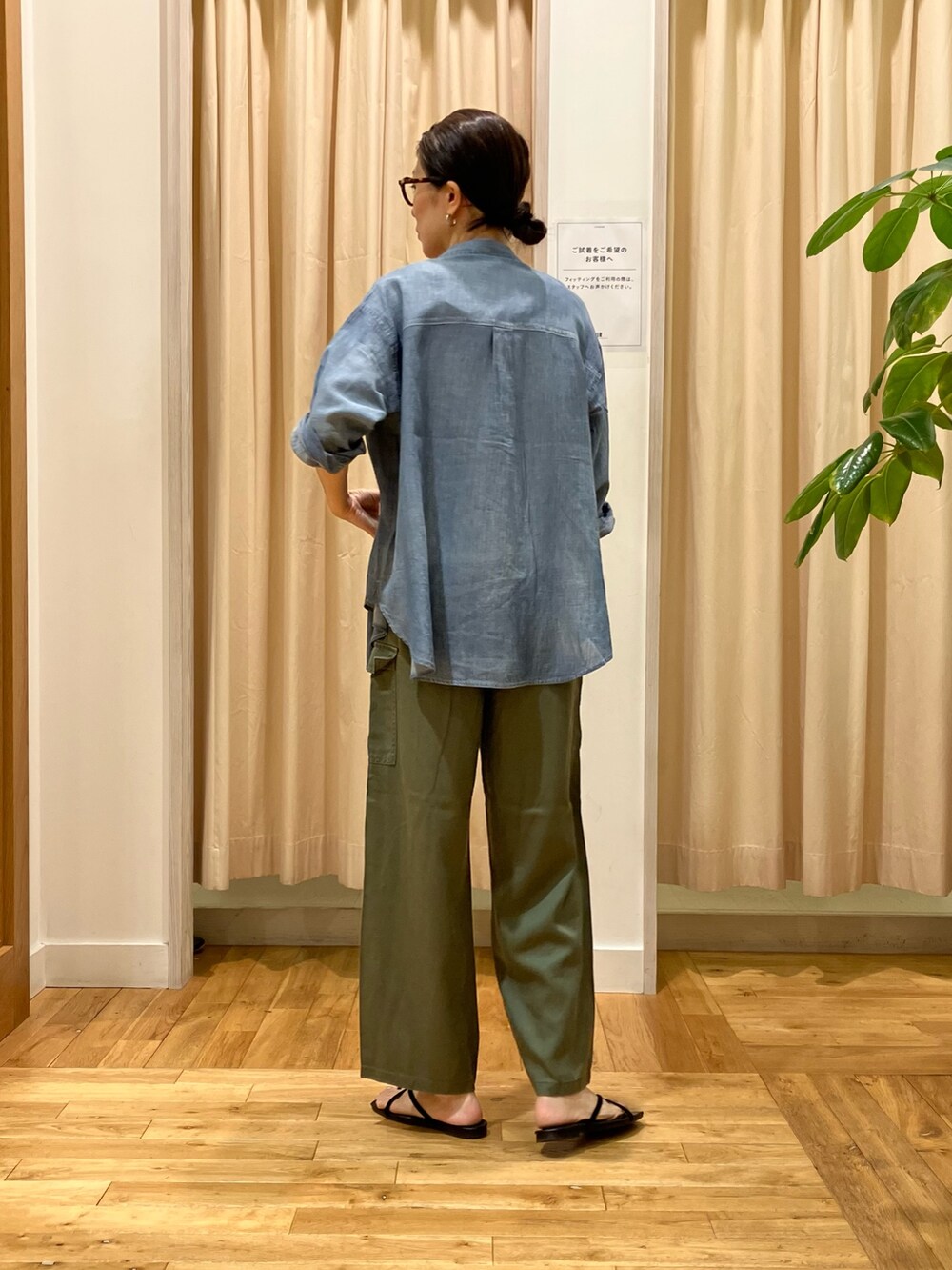 ブルー系のシャツ/ブラウス、ホワイト系のタンクトップ、グリーン系のその他パンツを着用したレディースの夏コーディネートの4枚目の写真