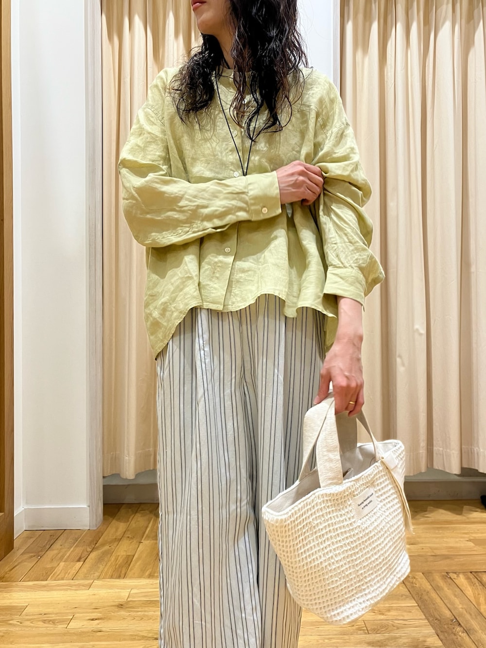 グレー系のその他パンツ、イエロー系のシャツ/ブラウス、ベージュ系のサンダルを着用したレディースの春コーディネートの3枚目の写真