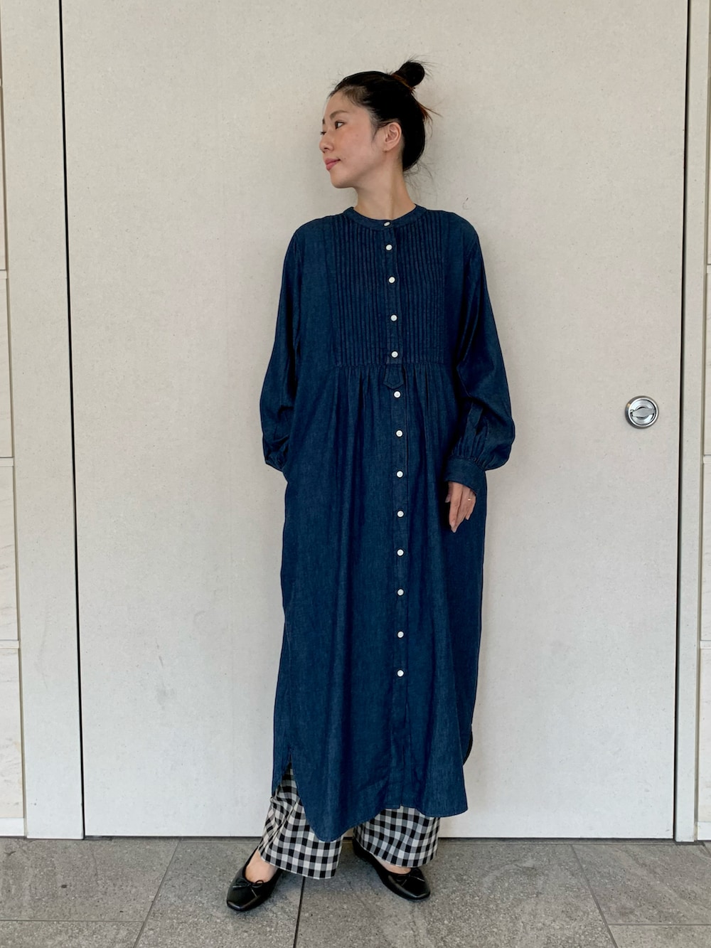 ブルー系のワンピース、ベージュ系のその他パンツ、ブラック系のバレエシューズを着用したレディースの秋コーディネートの2枚目の写真