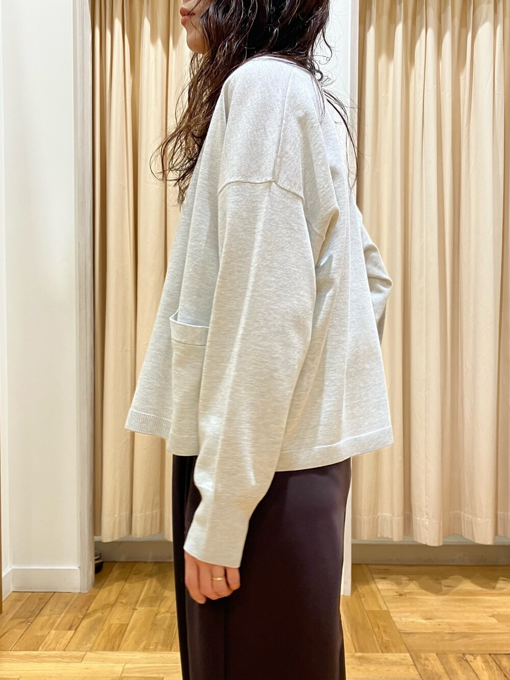 ベージュ系のカーディガン/ボレロ、ブラウン系のその他パンツ、ブラック系のローファーを着用したレディースの春コーディネートの5枚目の写真