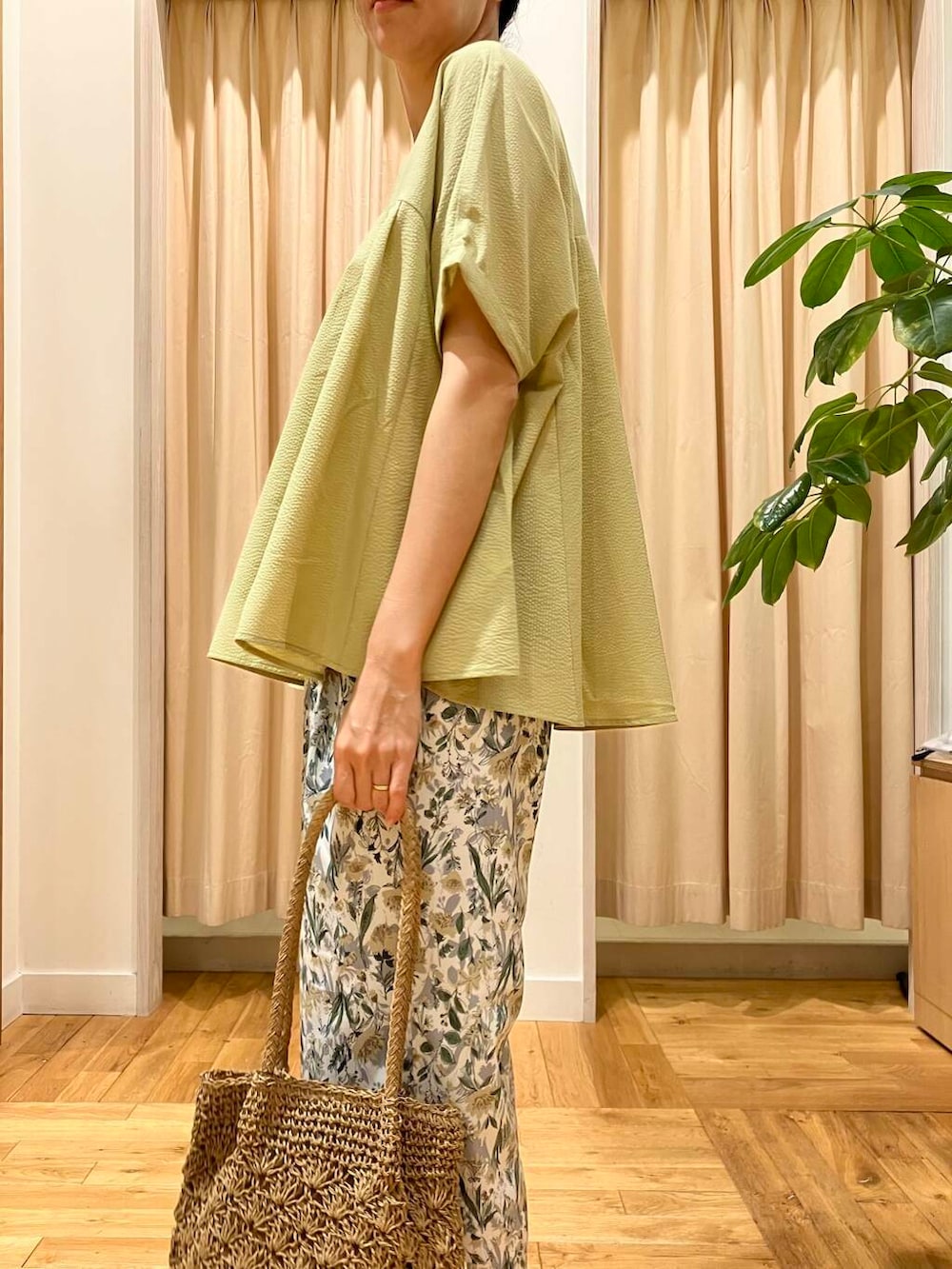 「イージーパンツ、ママコーデ、ブラウス、RODESKO、フラワープリント、柄パンツ、doors、サンダルコーデ、高身長、カゴバッグ」｜「URBAN RESEARCH DOORSのカッティングサンダル（サンダル、ホワイト系）」を使った、kimmyさん（レディース・168cm）の夏コーディネートの5枚目の写真