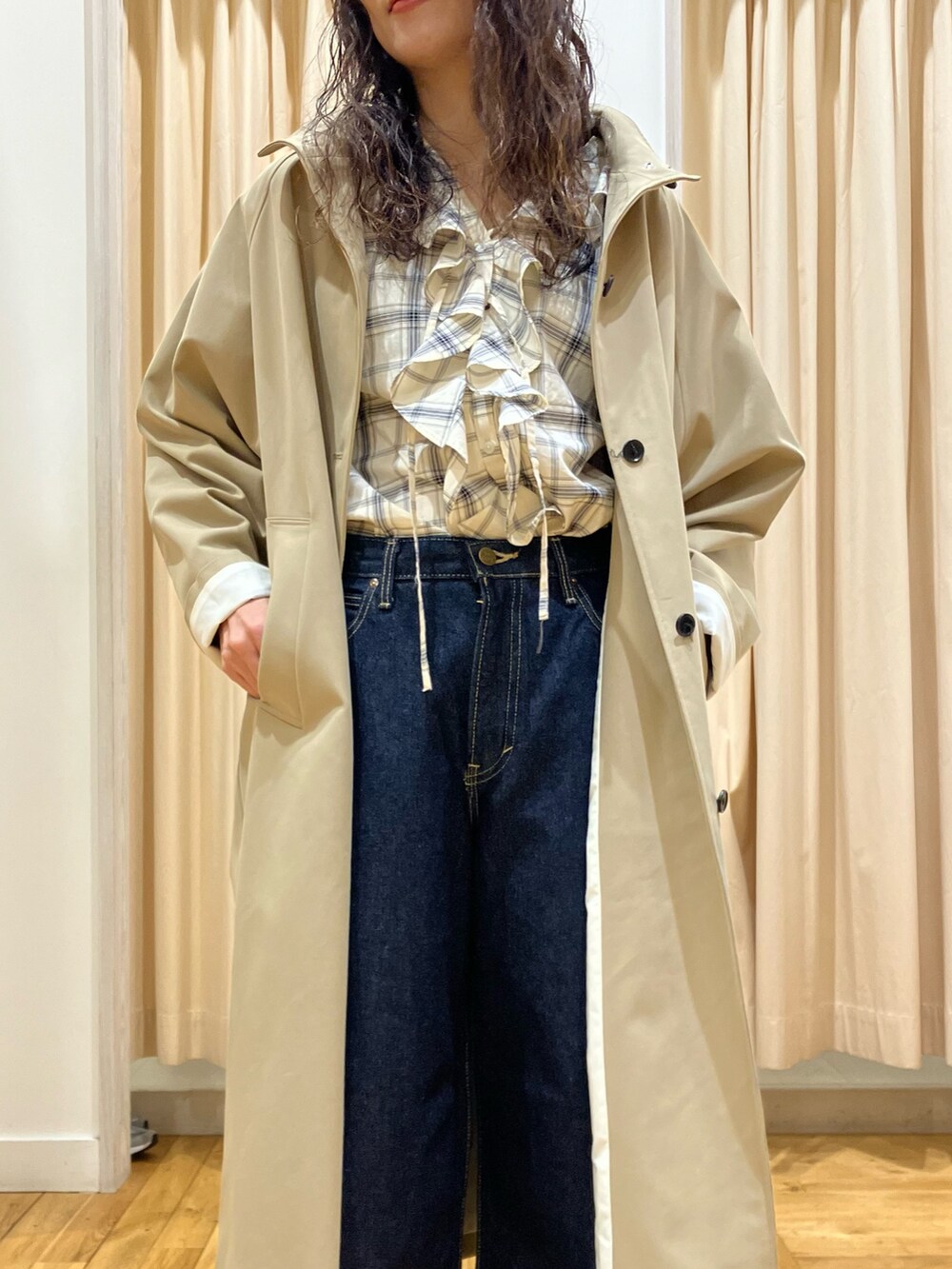 ブラック系のシャツ/ブラウス、ベージュ系のその他アウター、ブルー系のデニムパンツを着用したレディースの春コーディネートの3枚目の写真