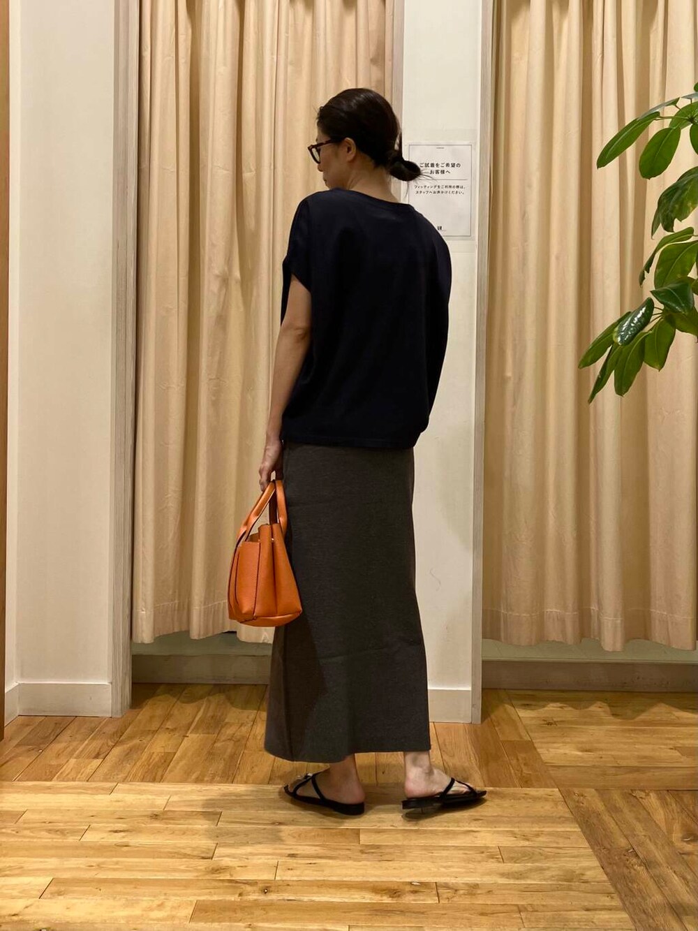 ブルー系のTシャツ/カットソー、グレー系のスカート、オレンジ系のトートバッグを着用したレディースの夏コーディネートの3枚目の写真