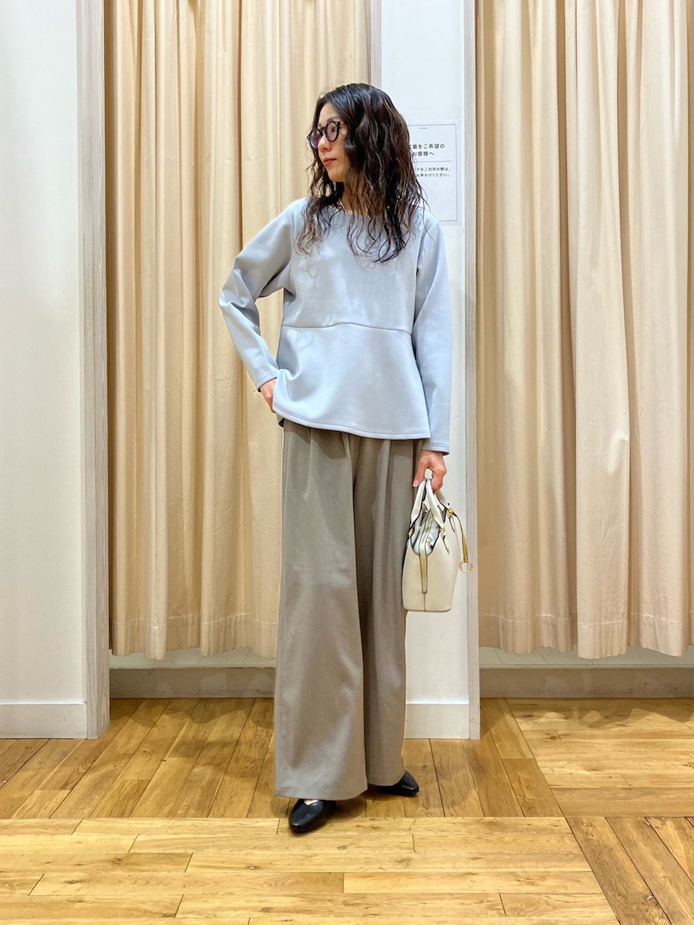 ブルー系のTシャツ/カットソー、ブラック系のパンプス、グレー系のその他パンツを着用したレディースの春コーディネートの2枚目の写真