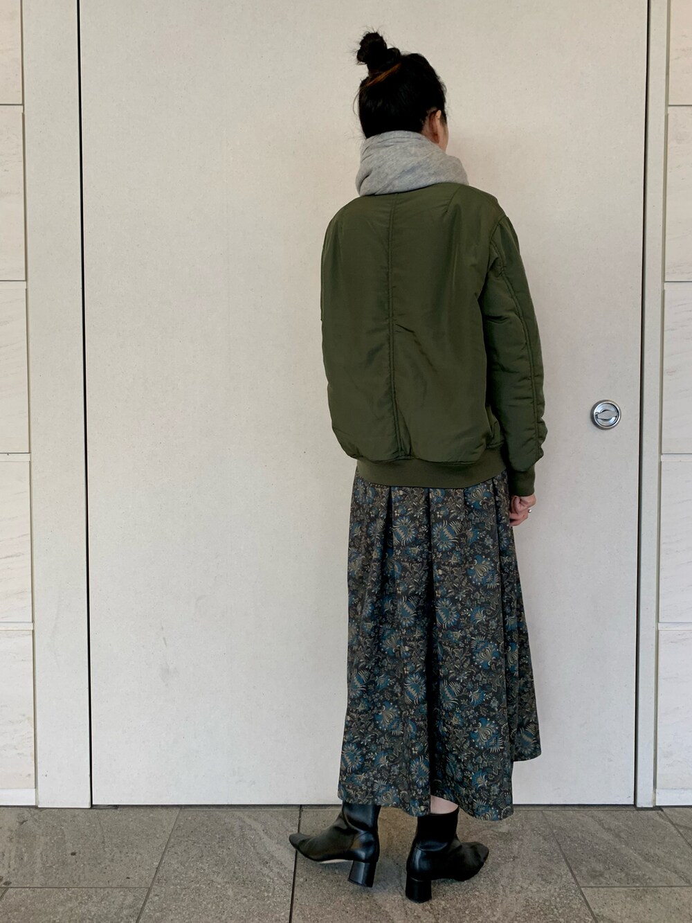 「サニーレーベル、Sonny　Label、SonnyLabel、プリントワンピース、ワンピース、ワントーンコーデ、ロングワンピース、MA-1、ブルゾン、ミリタリー、ストール、きれいめカジュアル、お出かけコーデ、高身長女子、高身長コーデ」｜「URBAN RESEARCH Sonny Labelの中綿リバーシブルMA1（MA-1、グリーン系）」を使った、kimmyさん（レディース・168cm）の秋コーディネートの3枚目の写真