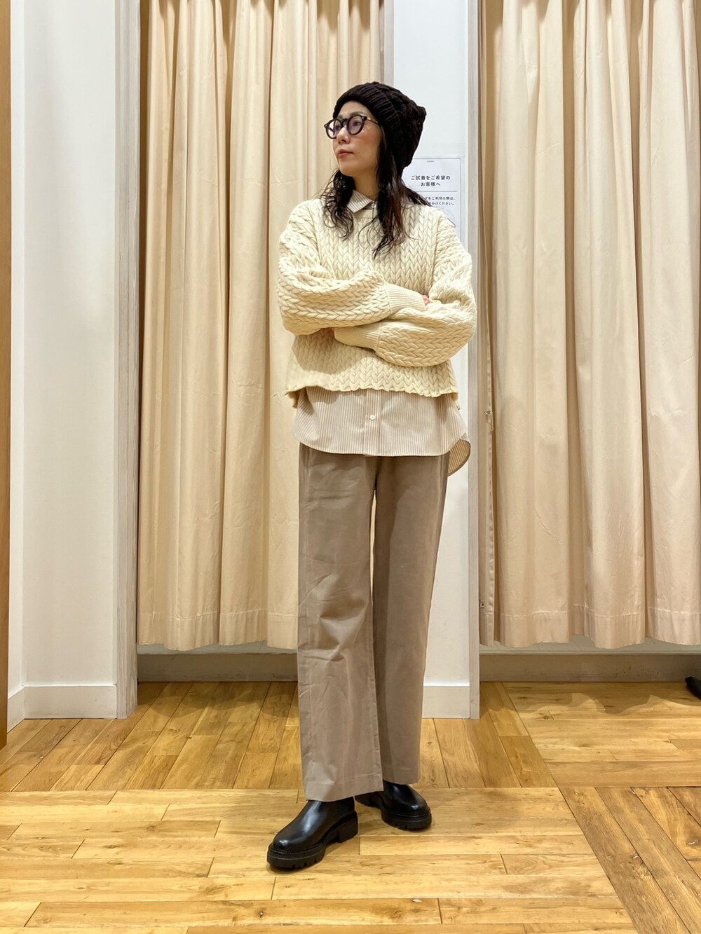 ベージュ系のニット/セーター、ベージュ系のシャツ/ブラウス、ベージュ系のその他パンツを着用したレディースの冬コーディネートの2枚目の写真