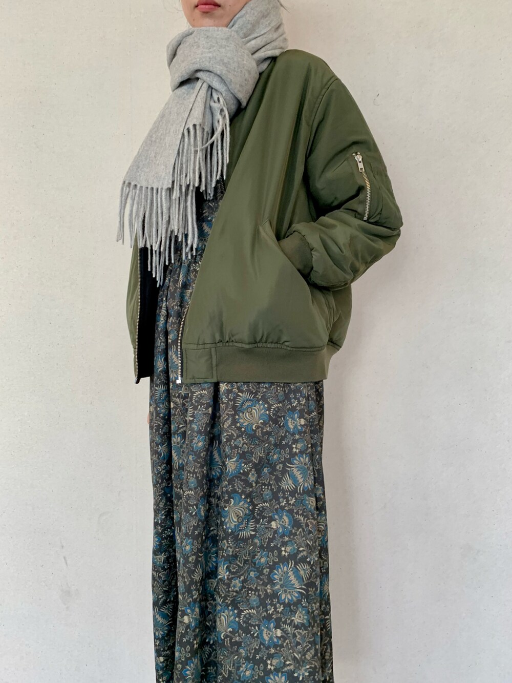「サニーレーベル、Sonny　Label、SonnyLabel、プリントワンピース、ワンピース、ワントーンコーデ、ロングワンピース、MA-1、ブルゾン、ミリタリー、ストール、きれいめカジュアル、お出かけコーデ、高身長女子、高身長コーデ」｜「URBAN RESEARCH Sonny Labelの中綿リバーシブルMA1（MA-1、グリーン系）」を使った、kimmyさん（レディース・168cm）の秋コーディネートの4枚目の写真