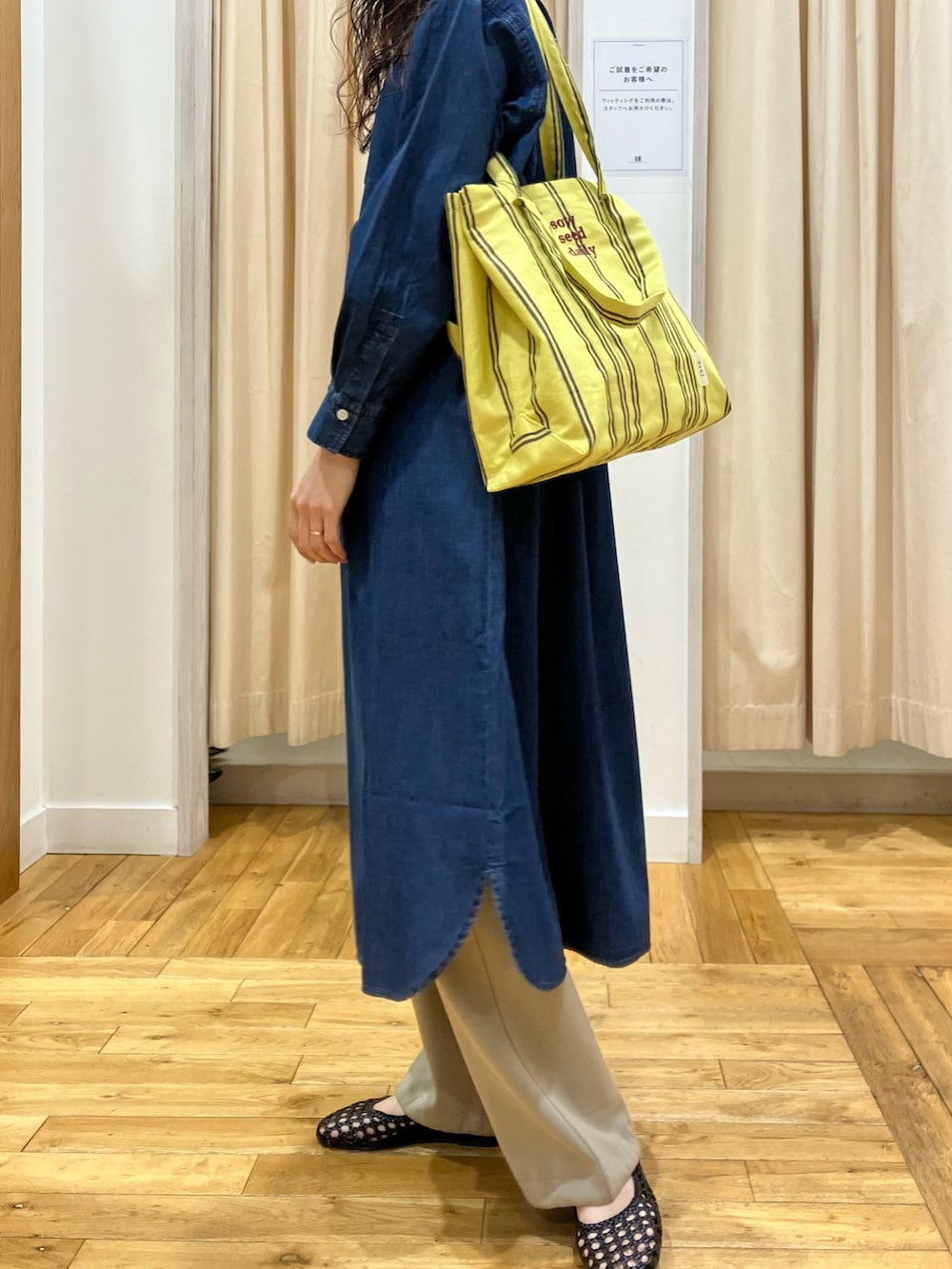 ブルー系のワンピース、ブラック系のサンダル、ベージュ系のその他パンツを着用したレディースの春コーディネートの4枚目の写真