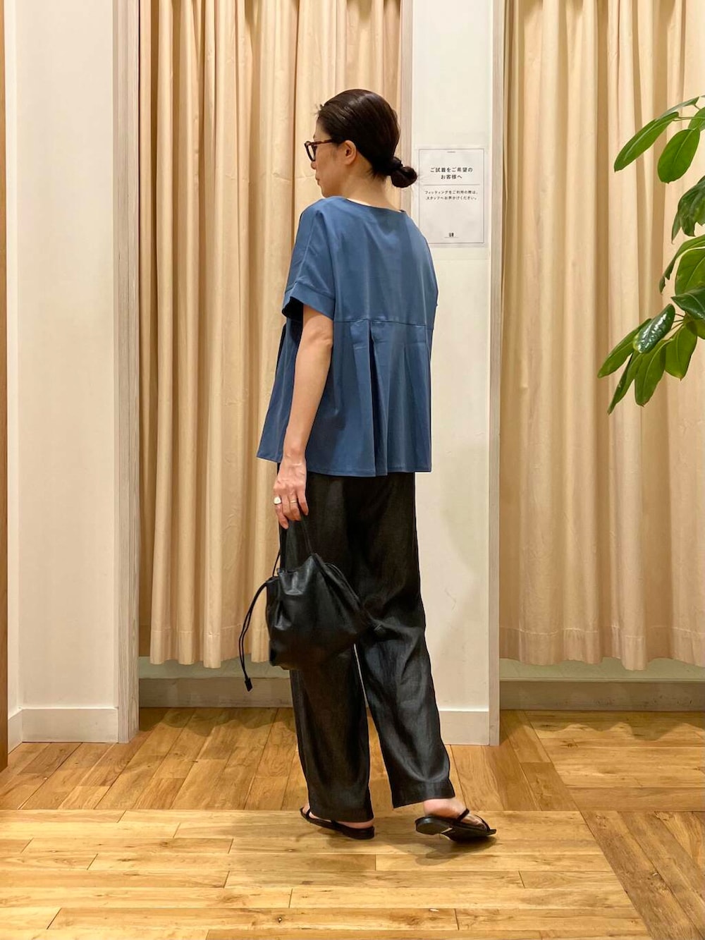 ブラック系のショルダーバッグ、ブラック系のデニムパンツ、ブルー系のTシャツ/カットソーを着用したレディースの夏コーディネートの4枚目の写真