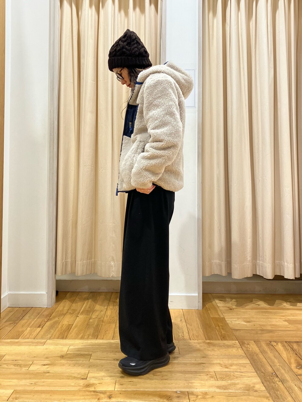 ブルー系のその他アウター、ブラウン系のニット/セーター、ブラック系のその他パンツを着用したレディースの冬コーディネートの3枚目の写真