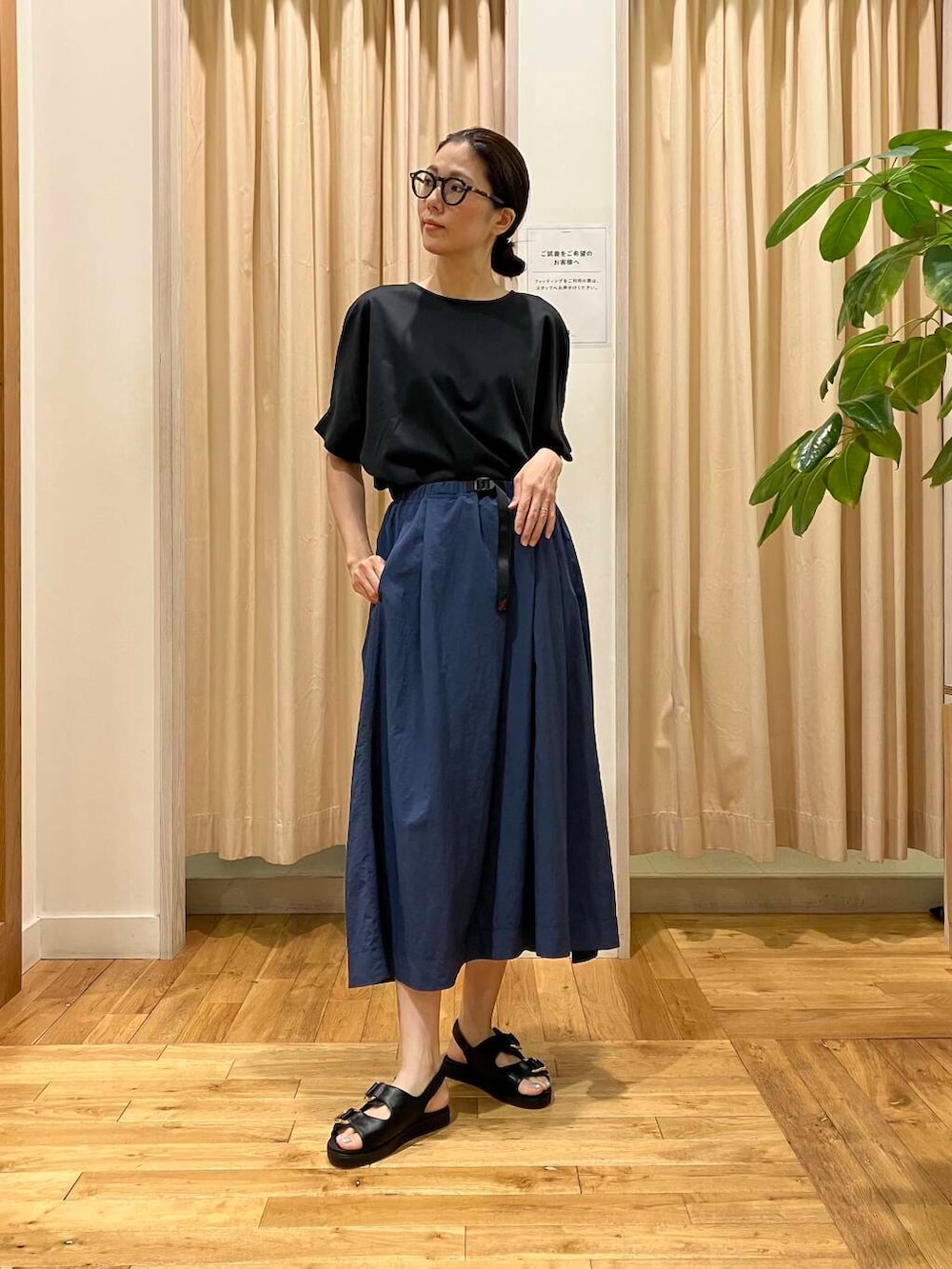 「Tシャツ、別注、ロングスカート、スカート、ママコーデ、ナイロン、RODESKO、カットソー、Gramicci、グラミチ、doors、サンダルコーデ、高身長、私が選ぶセールアイテム2025ss、doorsスタッフ夏のイチオシ」｜「RODE SKOのダブルベルテッドサンダル（サンダル、ブラック系）」を使った、kimmyさん（レディース・168cm）の夏コーディネートの2枚目の写真